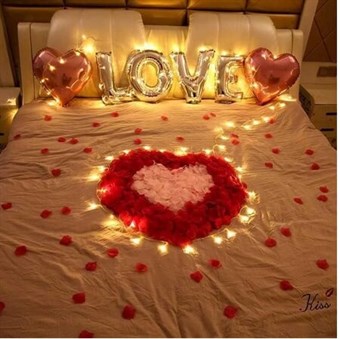 Rosenblad av siden - romantisk dekoration för bröllop och alla hjärtans dag
