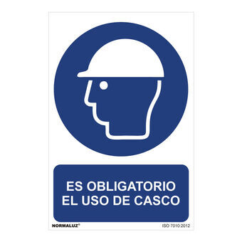 Skylt Normaluz Es obligatorio el uso de casco PVC (30 x 40 cm)